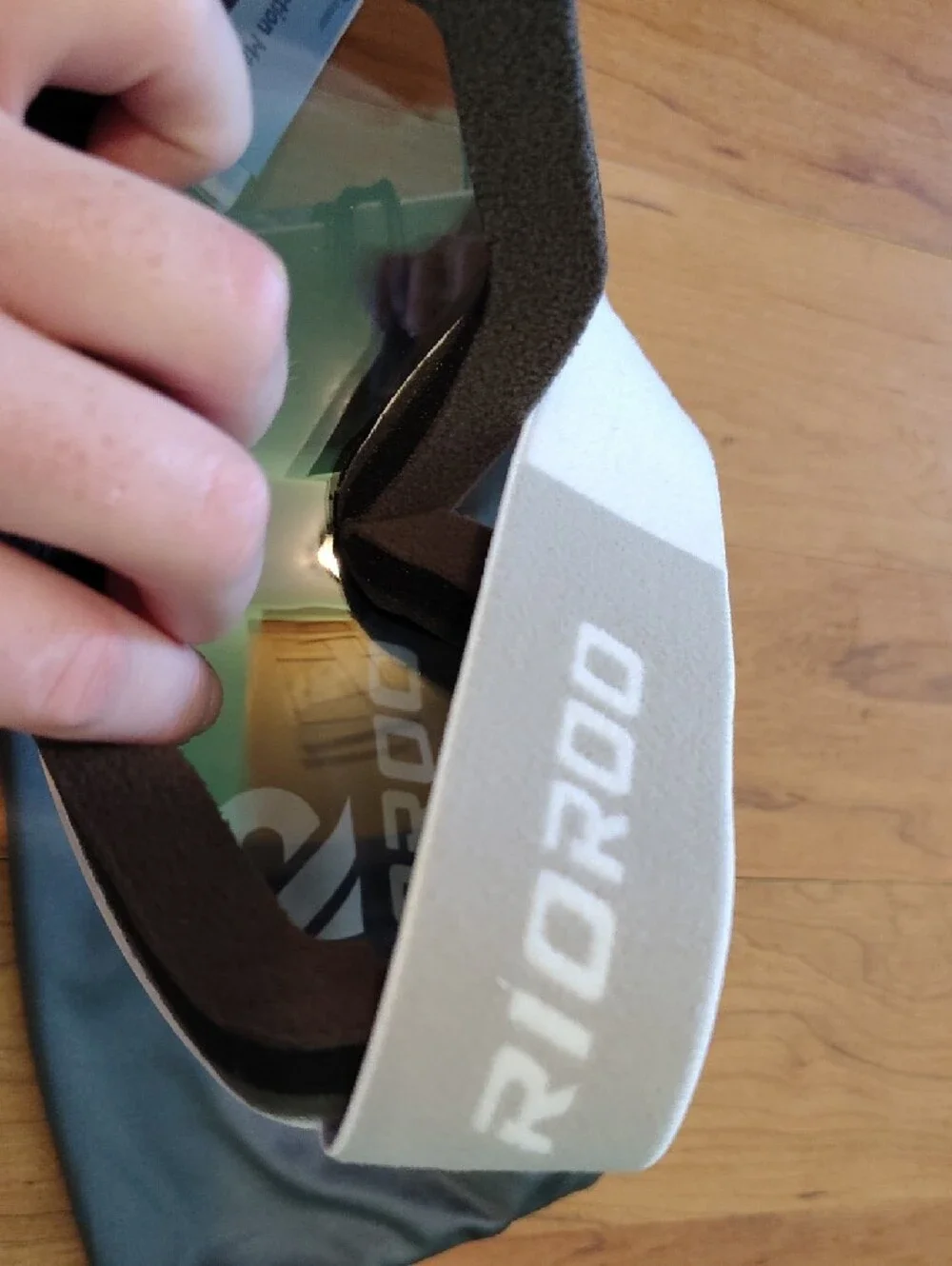 White Ski/Snowboard Goggles with Carry Pouch
